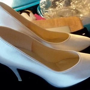 Satin pumps